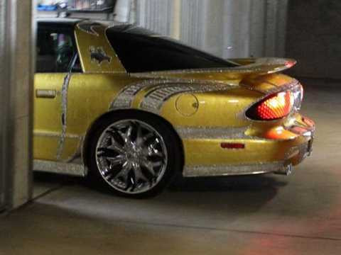 Siêu xe Pontiac Trans Am dát vàng toàn thân đắt hơn Bugatti