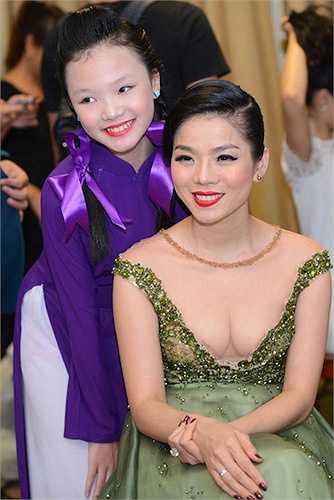 Nữ ca sỹ thường khoe vẻ đẹp hình thể một cách khéo léo. 