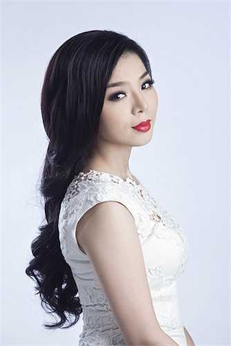 Lệ Quyên sở hữu nhan sắc mặn mà và giọng hát ngọt ngào, trầm ấm. 