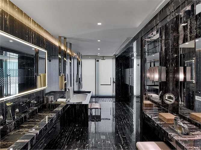 Ngoài ra, phòng tắm còn được trang bị bồn tắm lớn, TV cỡ nhỏ, phòng thay đồ và những thiết kế lấp lánh