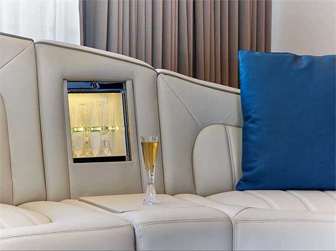Cảm giác tận hưởng rượu Champagne như khi ngồi trên siêu xe Bentley Continental GT vậy