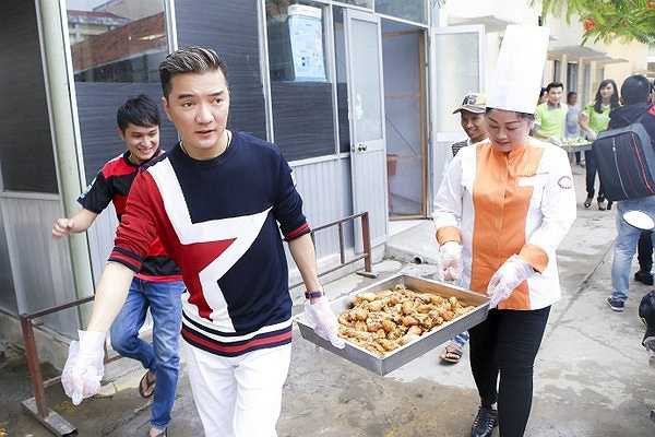 Ngoài ra, BTC đã quyên góp được thêm 30 triệu đồng từ một mạnh thường quân giấu tên và các nghệ sĩ tham gia cùng 10 triệu đồng từ Mr.Đàm, giúp đỡ thêm được 20 trường hợp có hoàn cảnh khó khăn, mỗi suất 2 triệu đồng.