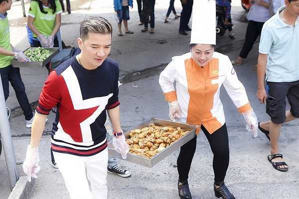 Suốt trong gần 3 giờ đồng hồ chương trình diễn ra, ngoài việc chuẩn bị các phần ăn, các nghệ sĩ đã thay phiên mang đến những màn trình diễn gửi tặng các bệnh nhân để giúp họ có tinh thần thoải mái để tiếp tục chống chọi với bệnh tật.