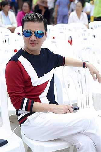 Đến từ rất sớm, Mr Đàm đã vào bếp nấu đồ ăn và chuẩn bị từng xuất thức ăn.