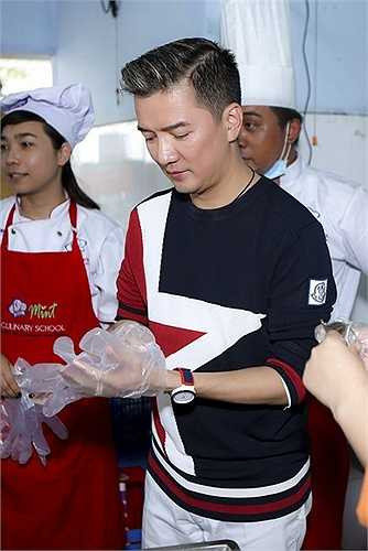 Không những thế, Mr.Đàm còn nhiệt tình hát tặng liên tục nhiều bài hát và gửi tặng 10 triệu đồng vào quỹ để giúp đỡ những bệnh nhân thật khó khăn đang điều trị tại đây.