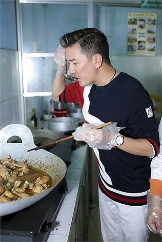 Chứng kiến rất đông bệnh nhân chờ xếp hàng nhận những phần quà và cơm từ chương trình, những gia đình đưa bệnh nhân lên quyên góp cho những bệnh nhân khác khó khăn hơn