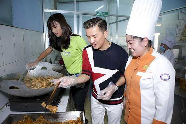 Bên cạnh Mr Đàm còn có rất nhiều anh chị em nghệ sỹ khác như: ca sĩ Chí Thiện, Sơn Ngọc Minh, Tiêu Châu Như Quỳnh, Thuý Uyên, Minh Tuấn, diễn viên Kim Tuyến và MC Quỳnh Hoa, Quốc Bình, Anh Quân, Ngọc Tiên…