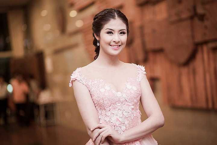 Gu thời trang tinh tế cùng với kiểu trang điểm khắc phục những nhược điểm khiến cô ngày càng rạng rỡ, hút hồn người đối diện hơn. 