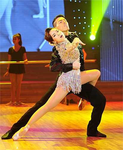 Tạo dáng gợi cảm của Yến Trang tại Bước nhảy hoàn vũ 2012.