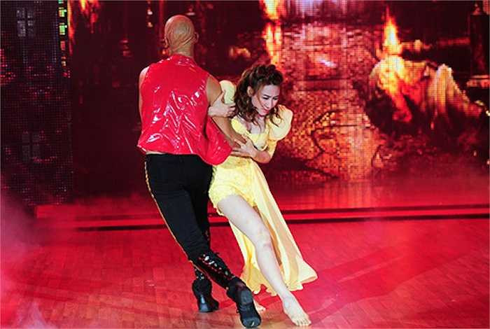 Bởi lẽ, trước đó trong cuộc thi Vũ điệu đam mê, cô từng gặp sự cố lộ ngực.