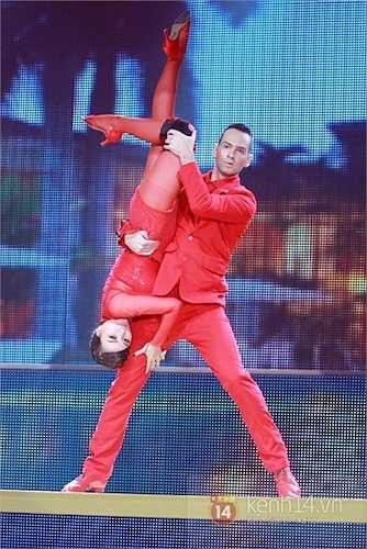 Thu Thủy là người đồng đăng quang với Ngân Khánh Bước nhảy hoàn vũ 2013.