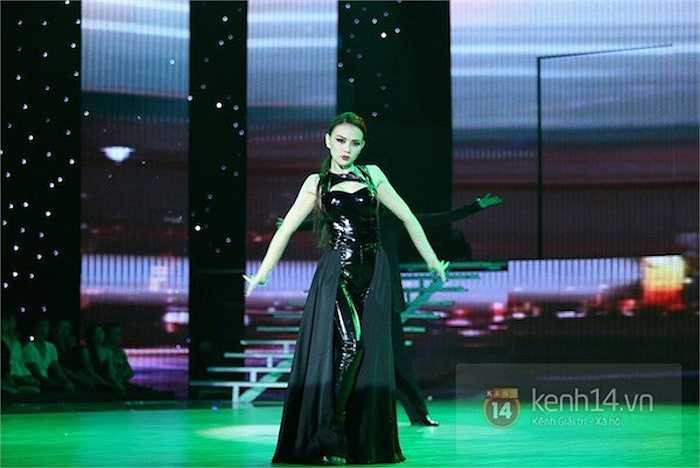 Nữ ca sỹ tận dụng lợi thế hình thể với những thiết kế cắt xẻ mạnh bạo.