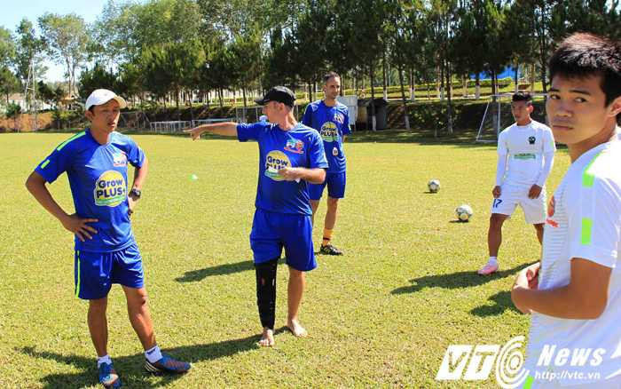 Thầy Giôm chỉ đạo tập luyện