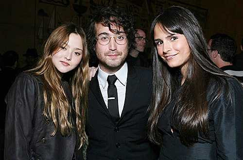 Tuổi của các mỹ nhân trung bình là 29. Trong đó, cô đào già nhất là của Honor Blackman khi tham gia Goldfinger (1964) đã bước vào tuổi 39. Trái ngược với nữ diễn viên người Anh, trong phần phim From Russia with Love (1963), nữ diễn viên Daniela Bianchi được ghi nhận là mới 21 tuổi, trở thành Bond girl trẻ nhất trong lịch sử.