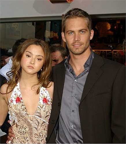 Với loạt phim Fast & Furious, nữ diễn viên người Tây Ban Nha Elsa Pataky được coi là 'nhừ' nhất là 35 tuổi khi cô tham gia Fast Five và hai năm sau khi đã ở tuổi 37, cô tiếp tục vào Fast & Furious 6 (2013). Trong khi đó, độ tuổi trung bình từ của các người đẹp trong series phim này là từ 21 - 23 tuổi. Hai người đẹp có tuổi đời trẻ nhất là cô nàng Devon Aoki và Jordana Brewste 21 tuổi.