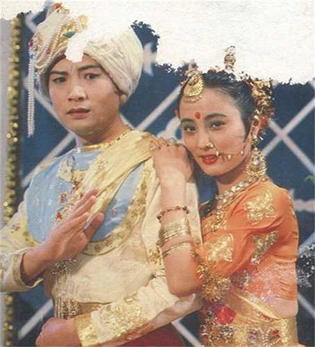 Trong phim, thầy trò Đường Tăng từng mê mẩn tiếng hát của Thỏ Ngọc qua ca khúc Khúc hát Thiên Trúc. Không quá ngạc nhiên khi ngoài đời, nữ diễn viên còn được biết đến với danh hiệu 'nữ hoàng' của những ca khúc ngọt ngào tại Trung Quốc.