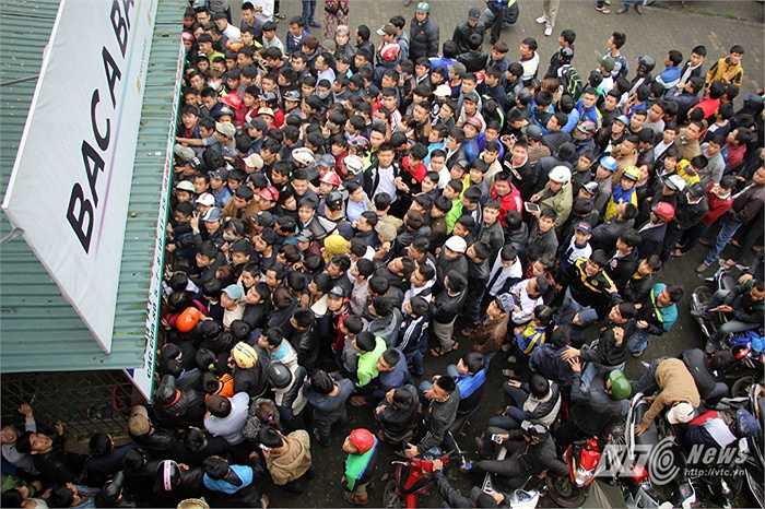 Mua vé vào xem trận SLNA vs HAGL chiều mai có vẻ là nhiệm vụ bất khả thi với nhiều fan hâm mộ bóng đá Nghệ An.