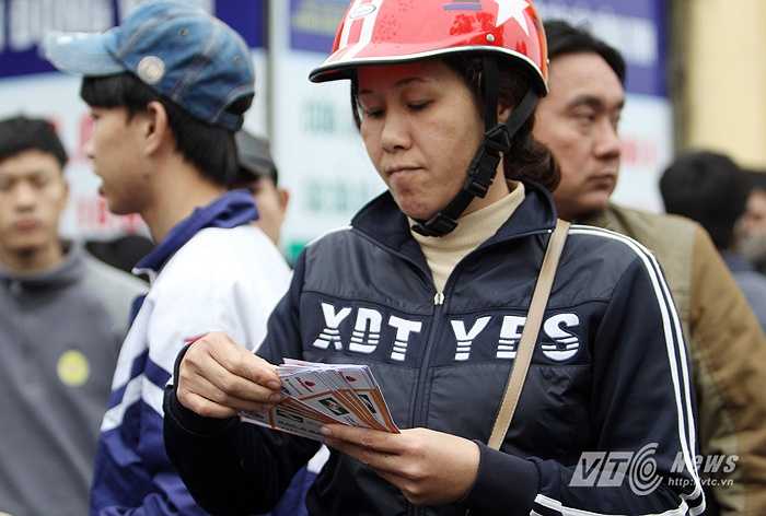 Lượng vé chợ đen dồi dào đặt ra dấu hỏi về sự minh bạch trong việc bán vé trận đấu.