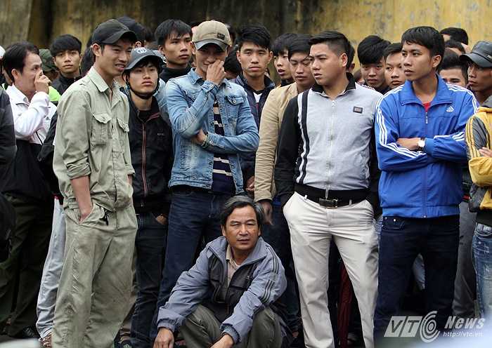 Người hâm mộ mệt mỏi chờ đợi đến lượt mua vé