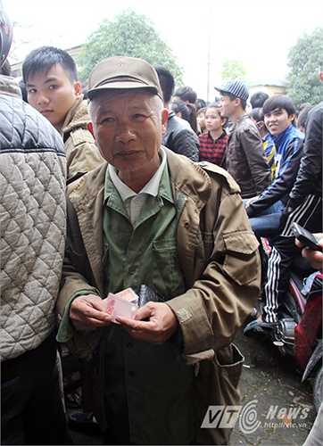 Cầm sẵn tiền mua vé