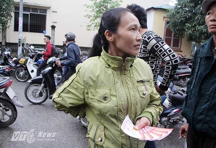 Lực lượng phe vé đông đảo có đủ trong tay vé các khán đài