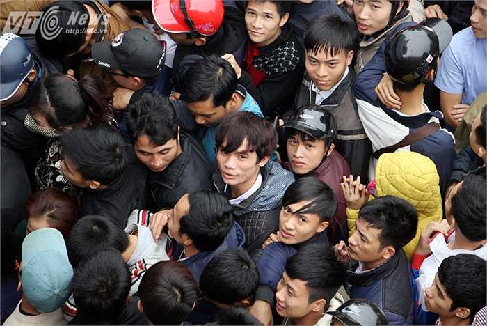Dù dự kiến 14h30 bán vé nhưng tới hơn 15h, quầy vé vẫn án binh bất động