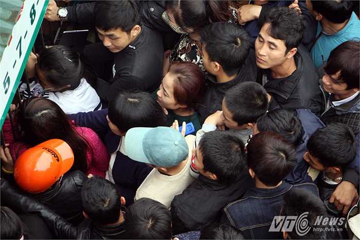 Nhiều người đã phải vượt hàng trăm km để tới Vinh mua vé