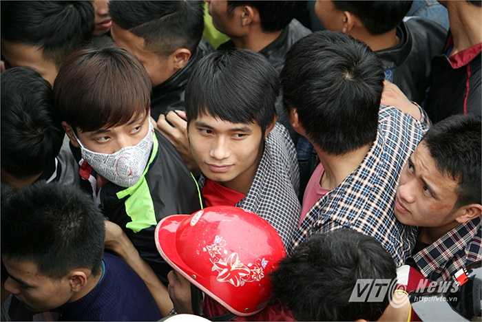 Giá vé khán đài A đã lên tới 700.000/ vé dù giá phát hành chỉ 70.000