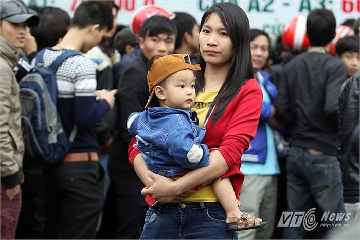 Phụ nữ và trẻ em trong cơn sốt vé