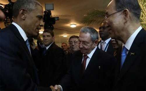 Tổng thống Mỹ Obama (trái) và Chủ tịch Cuba Castro (thứ ba bên phải) bắt tay nhau tại Panama ngày 11/4