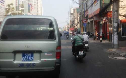 Xe biển xanh vô tư chạy vào đường cấm để…mua sắm