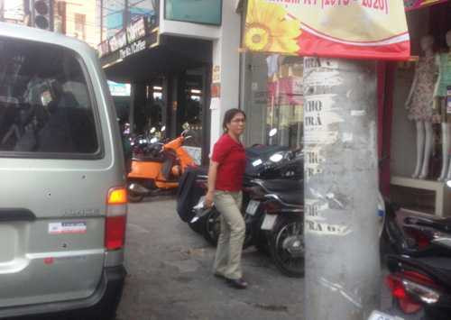 Xe biển xanh vô tư chạy vào đường cấm để…mua sắm