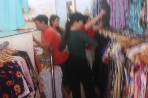 Xe biển xanh vô tư chạy vào đường cấm để…mua sắm