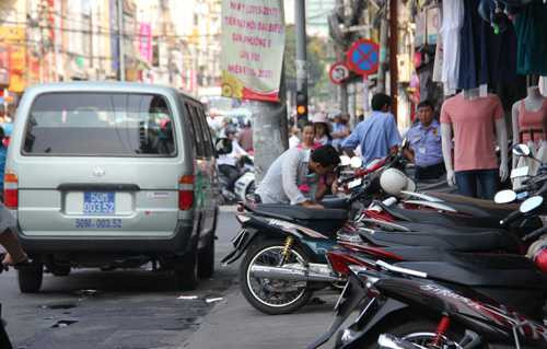 Xe biển xanh vô tư chạy vào đường cấm để…mua sắm