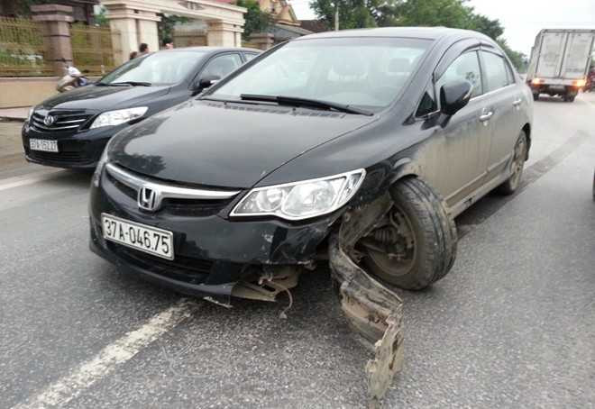 Xế hộp đánh võng trên quốc lộ, hất văng xe máy xuống ruộng