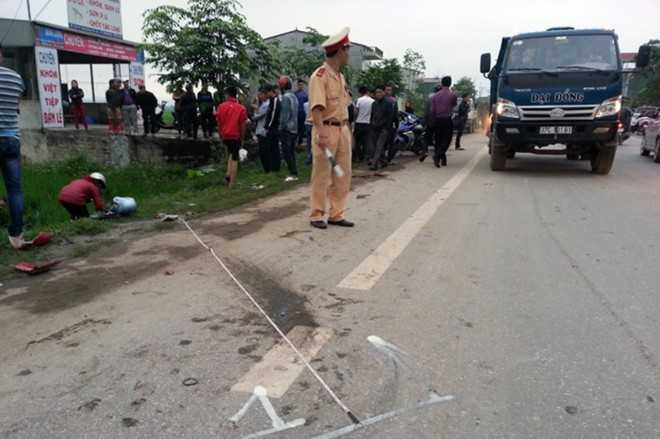 Xế hộp đánh võng trên quốc lộ, hất văng xe máy xuống ruộng