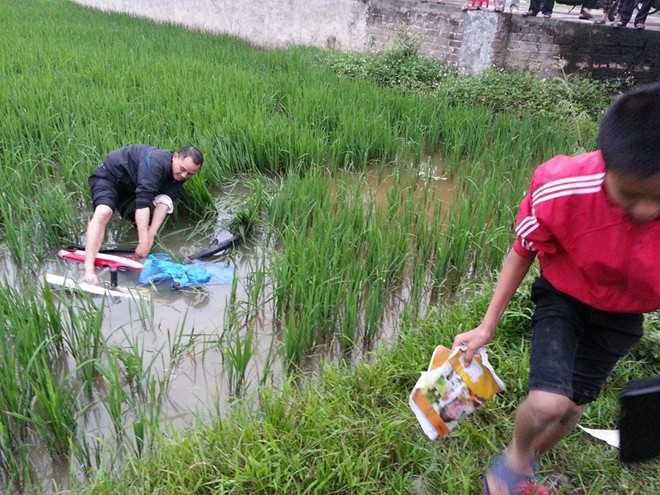 Xế hộp đánh võng trên quốc lộ, hất văng xe máy xuống ruộng