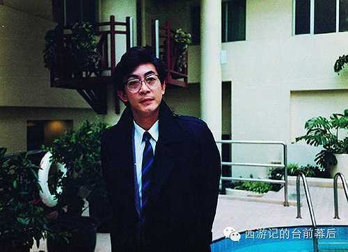 Vai nhà báo phim Ngôi sao hài kịch (1991) của đạo diễn Lưu Quốc Quyền.