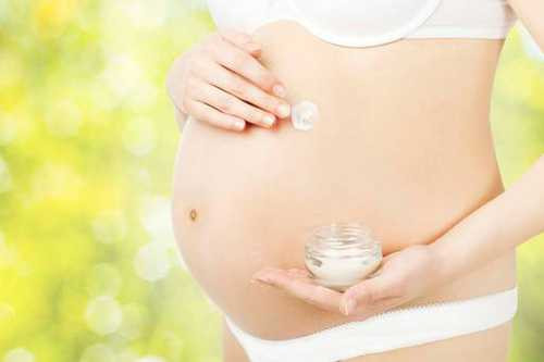 Bà bầu trắng da và không lo bị rạn nhờ dầu dừa, mật ong