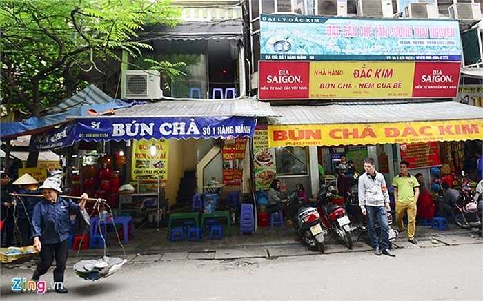 Trên phố Hàng Mành (Hoàn Kiếm, Hà Nội), hai cửa hàng kề nhau đều mang tên 'Bún chả số 1 Hàng Mành'. Nhiều khách du lịch băn khoăn, không biết đâu là cửa hàng bún chả gia truyền từng có tên trong danh sách những món ngon Hà thành. 