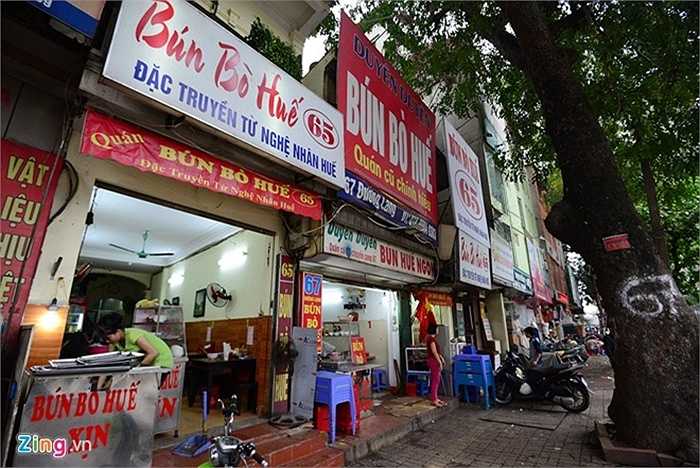 Trên đường Láng, gần cầu vượt Ngã Tư Sở có 3 quán liền nhau đều kinh doanh bún bò Huế. Để hút khách, mỗi cửa hàng đều treo biển hiệu nhấn mạnh 'Đặc truyền từ nghệ nhân Huế', 'Quán cũ chính hiệu',... 