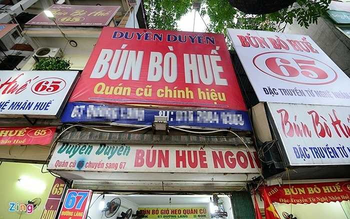 Kỳ lạ ở chỗ, hai cửa hàng hai bên đều mang tên 'Bún bò Huế 65 - Đặc truyền từ nghệ nhân Huế'. Theo chủ quán Bún bò Huế 65, quán Bún bò Huế 67 ban đầu là khác chủ. Sắp tới, chủ của cửa hàng 67 sẽ nhượng lại quán, và chị thống nhất để biển Bún bò Huế 65. 