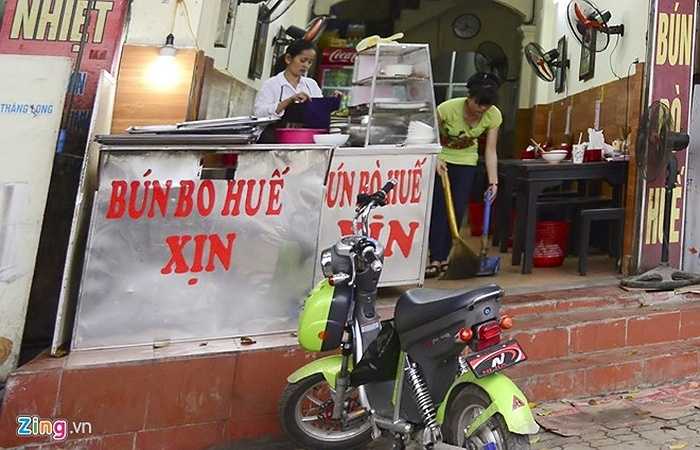 Để khẳng định thương hiệu, trên bếp và tủ đựng nguyên liệu của một quán bún còn dán dòng chữ 'Bún bò Huế xịn'. 