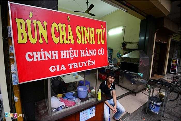 Thời gian trước, trên phố Nguyễn Khuyến (quận Đống Đa, Hà Nội), nhiều thực khách phải hoa mắt với hàng chục biển hiệu 'Bún chả Sinh Từ gia truyền'. Đâu đâu cũng có nội dung khẳng định thương hiệu như 'quán cũ', 'chính hiệu', 'gia truyền', 'hàng thật',... 