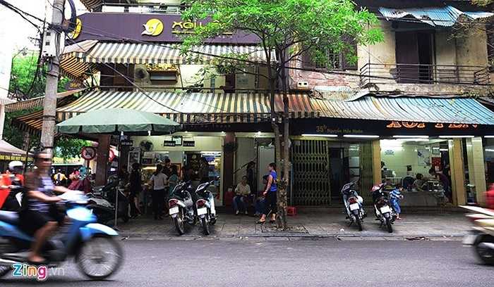 Trong khi các quán ăn gia truyền cạnh tranh thương hiệu gay gắt thì trên phố Nguyễn Hữu Huân, 2 cửa hàng bán xôi đều ghi biển hiệu nhỏ với nội dung giống nhau, cùng công thức nấu ăn, cũng có sự đồng thuận thương hiệu, nhưng quán mở sau khách chỉ thưa thớt, trong khi quán bên cạnh khách đến ăn không đủ chỗ ngồi. 