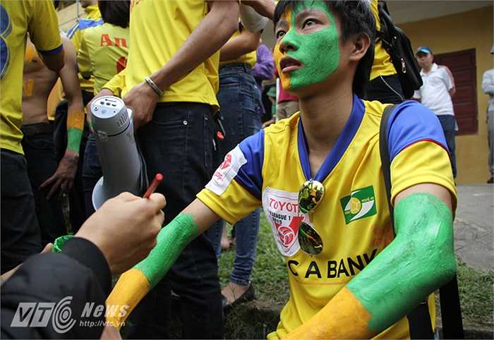 Bên ngoài khu vực trước khán đài B, hàng ngàn CĐV xứ Nghệ đã tập trung. Họ đang chuẩn bị cho việc cổ động.