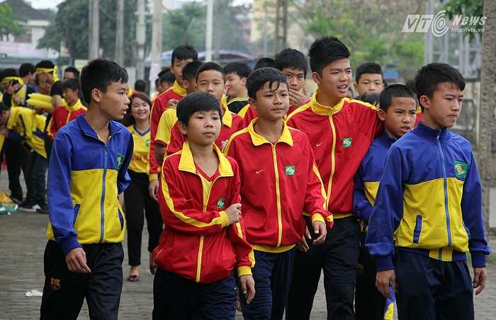 Các cầu thủ trẻ của lò SLNA tới sân cổ vũ cho các đàn anh.