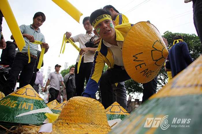 Nón, mũ cũng là món đồ cổ vũ bán khá chạy. Sau những ngày mưa lạnh, thời tiết chiều nay ở Vinh bắt đầu có nắng.