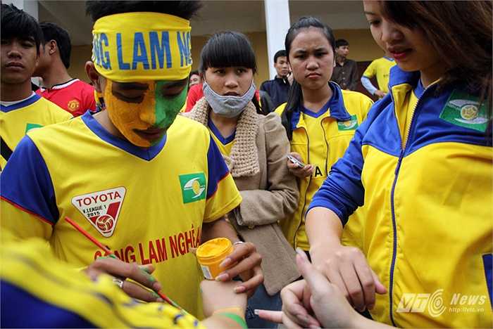 Các fan nữ cũng không ngần ngại sơn mình