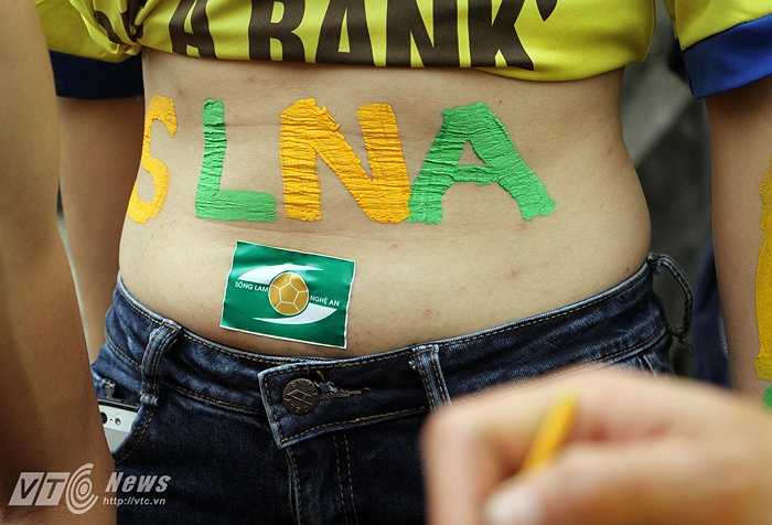 Dòng chữ SLNA được vẽ lên bụng một fan hâm mộ.